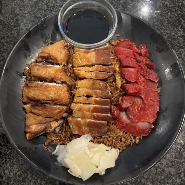 三拼黑饭Nasi met kip,spek en cha siew